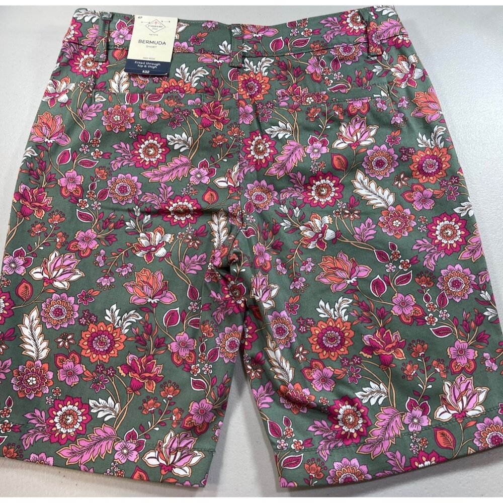 St John's Bay Womens Size 4P Bermuda Shorts Floral Green Secretly Slender Tummy - Picture 2 of 11